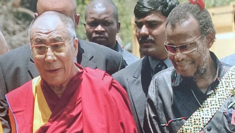 Seine Heiligkeit der Dalai Lama mit Prinz Mangosuthu Buthelezi während eines Besuchs in Südafrika
