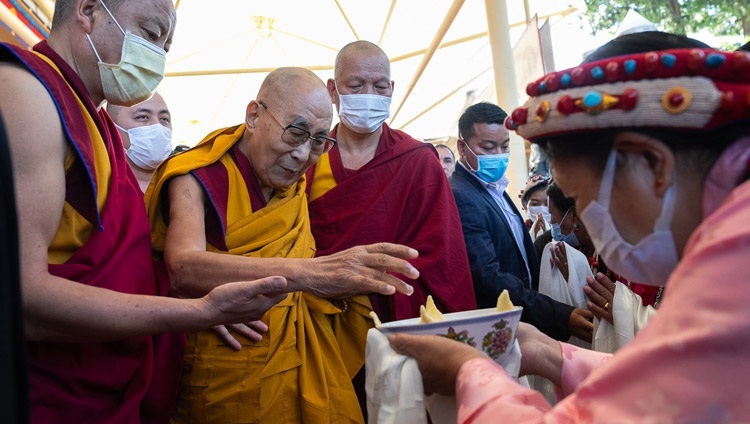 Seine Heiligkeit der Dalai Lama wird mit dem traditionellen Willkommensgruß "Chema Changphu" begrüßt, als er im Hof des tibetischen Haupttempels eintrifft, um an den Gebeten für ein langes Leben teilzunehmen, die ihm vom Institut für buddhistische Dialektik, den Angehörigen von Sera Jé Hardong Khangtsen, der tibetischen Handelskammer und Lha Ngam Phun Sum in Dharamsala, Indien, am 25. Oktober 2023 dargebracht werden. Foto: Tenzin Choejor