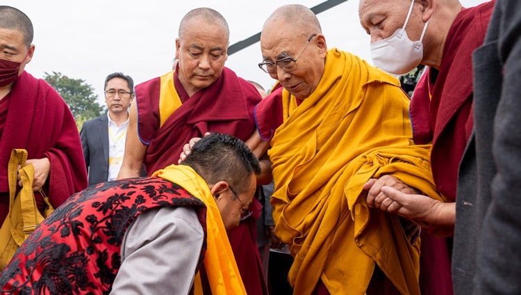 Seine Heiligkeit der Dalai Lama begrüßt den Chief Minister von Sikkim Shri Prem Singh Tamang bei seiner Ankunft in Gangtok, Sikkim, Indien am 11. Dezember 2023. Foto von Tenzin Choejor