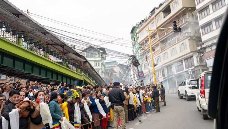 Einheimische säumen die Straßen, um Seine Heiligkeit den Dalai Lama zu begrüßen, als er am 11. Dezember 2023 zu seinem Hotel in Gangtok, Sikkim, Indien, fährt. Foto von Tenzin Choejor
