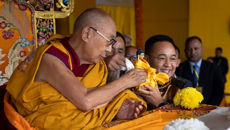 Seine Heiligkeit der Dalai Lama überreicht dem Ministerpräsidenten von Sikkim, Shri Prem Singh Tamang, eine Buddha-Statue zu Beginn der Unterweisungen im Paljor-Stadion in Gangtok, Sikkim, Indien, am 12. Dezember 2023. Foto: Tenzin Choejor