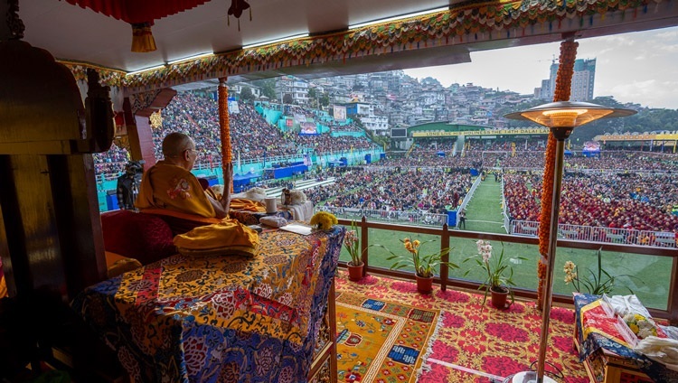 Seine Heiligkeit, der Dalai Lama, spricht am 12. Dezember 2023 im Paljor-Stadion in Gangtok, Sikkim, Indien, vor über 40.000 Zuhörern. Foto: Tenzin Choejor