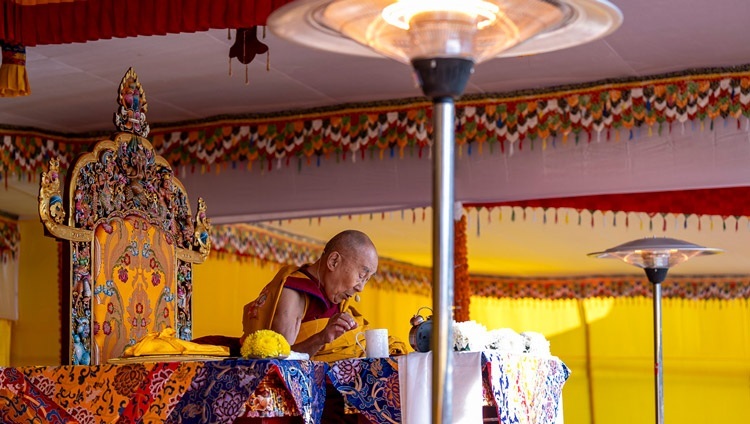 Seine Heiligkeit der Dalai Lama liest während seiner Unterweisung im Paljor-Stadion in Gangtok, Sikkim, Indien am 12. Dezember 2023 aus Gyalsey Thogmé Sangpos "37 Praktiken eines Bodhisattvas". Foto: Tenzin Choejor
