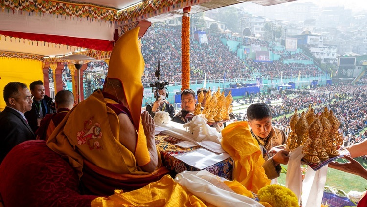 Würdenträger mit Opfergaben für Seine Heiligkeit den Dalai Lama während des Langlebensgebets im Paljor-Stadion in Gangtok, Sikkim, Indien am 12. Dezember 2023. Foto: Tenzin Choejor