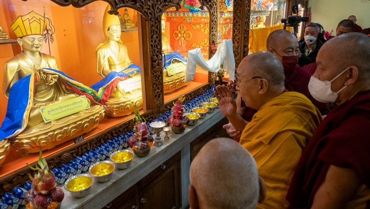 Seine Heiligkeit der Dalai Lama erweist seine Ehrerbietung vor den Statuen von Jé Tsongkhapa und seinen Hauptschülern im Tempel des Klosters Sed-Gyued in Salugara, Westbengalen, Indien, am 14. Dezember 2023. Foto: Tenzin Choejor