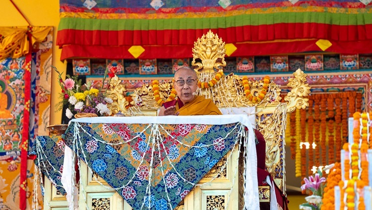 Seine Heiligkeit der Dalai Lama spricht am 14. Dezember 2023 im Sed-Gyued-Kloster in Salugara, Westbengalen, Indien, zu 30.000 Menschen. Foto: Tenzin Choejor