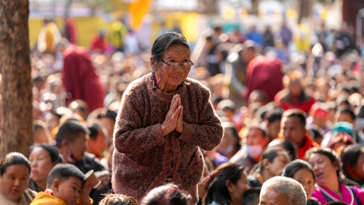 Anwesende bei der Unterweisung Seiner Heiligkeit des Dalai Lama im Sed-Gyued-Kloster in Salugara, Westbengalen, Indien, am 14. Dezember 2023. Foto: Tenzin Choejor