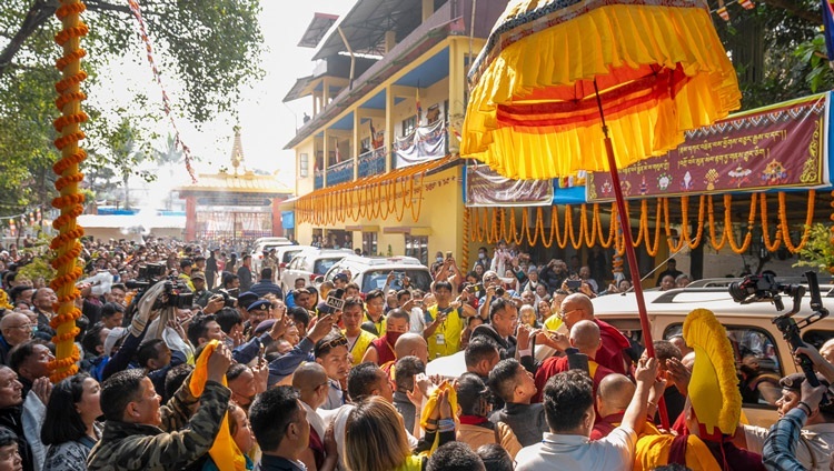 Seine Heiligkeit der Dalai Lama bei den Vorbereitungen zum Verlassen des Klosters Sed-Gyued zum Abschluss seiner Unterweisungen in Salugara, Westbengalen, Indien am 14. Dezember 2023. Foto: Tenzin Choejor