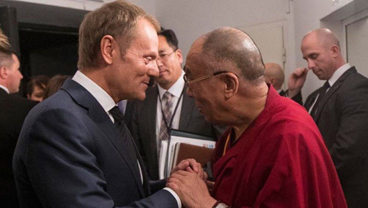 Seine Heiligkeit der Dalai Lama mit dem polnischen Ministerpräsidenten Donald Tusk vor dem 13. Weltgipfel der Friedensnobelpreisträger in Warschau, Polen, am 23. Oktober 2013. Foto: Rady Ministrow