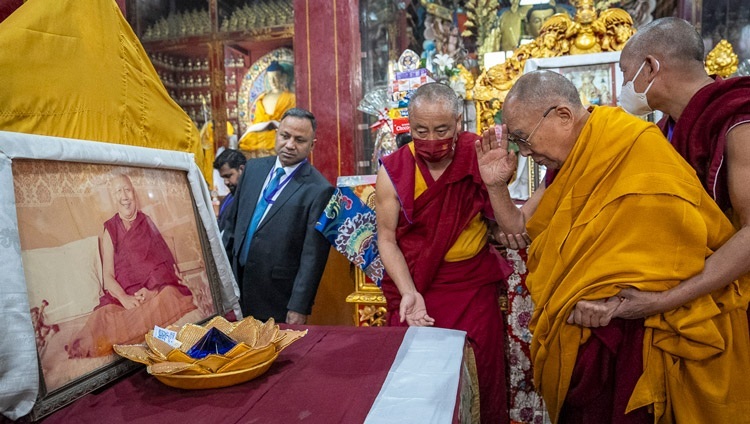 Seine Heiligkeit der Dalai Lam verneigt sich respektvoll vor einem Bildnis seines Lehrers Ling Rinpoché während seines Besuchs im Tempel des tibetischen Klosters in Bodhgaya, Bihar, Indien am 16. Dezember 2023. Foto Tenzin Choejor