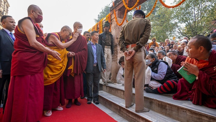 Seine Heiligkeit der Dalai Lama begrüßt die Gläubigen auf seinem Weg durch den Mahabodhi-Tempel in Bodhgaya, Bihar, Indien am 16. Dezember 2023. Foto Tenzin Choejor