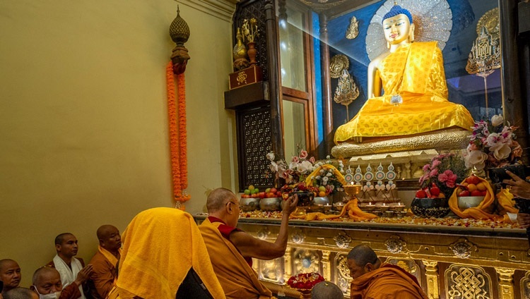 Seine Heiligkeit der Dalai Lama rezitiert Gebete vor der Buddha-Statue im inneren Heiligtum des Mahabodhi-Tempels in Bodhgaya, Bihar, Indien am 16. Dezember 2023. Foto Tenzin Choejor
