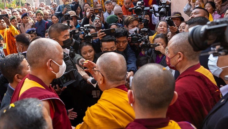 Seine Heiligkeit der Dalai Lama spricht zur Presse im Mahabodhi-Tempel in Bodhgaya, Bihar, Indien am 16. Dezember 2023. Foto Tenzin Choejor