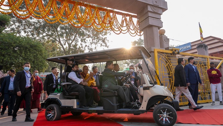 Seine Heiligkeit der Dalai Lama auf dem Weg zum Mahabodhi-Tempel in Bodhgaya, Bihar, Indien am 16. Dezember 2023 in einem elektrischen Golfwagen. Foto Tenzin Choejor