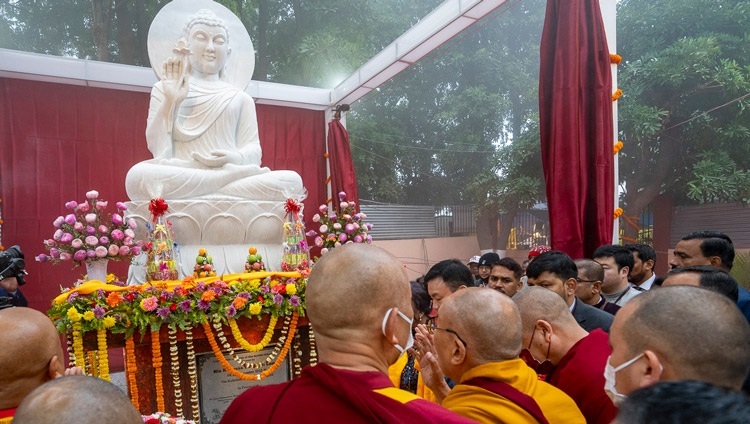 Seine Heiligkeit der Dalai Lama weiht eine neue, vom Bodhgaya Temple Management Committee (BTMG) in Auftrag gegebene Steinstatue des Buddha auf dem Kalachakra-Gelände in Bodhgaya, Bihar, Indien, am 29. Dezember 2023 ein. Foto: Tenzin Choejor