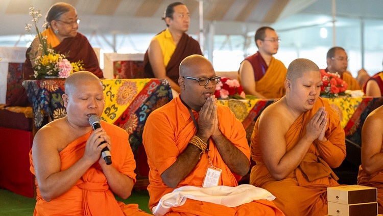 Theravadin-Mönche, die zu Beginn des ersten Tages der Unterweisungen Seiner Heiligkeit des Dalai Lama auf dem Kalachakra-Gelände in Bodhgaya, Bihar, Indien, am 29. Dezember 2023 die "Mangala Sutta" in Pali rezitieren. Foto: Tenzin Choejor