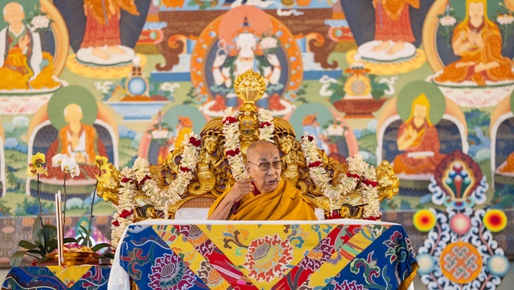 Seine Heiligkeit der Dalai Lama spricht am ersten Tag der Unterweisungen auf dem Kalachakra-Gelände in Bodhgaya, Bihar, Indien, am 29. Dezember 2023 zu der Menge. Foto: Tenzin Choejor
