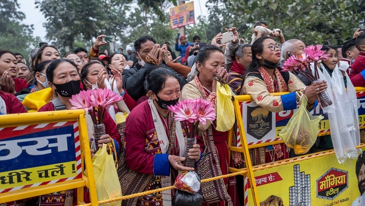Die Menschen säumen die Straße zwischen dem tibetischen Kloster und dem Kalachakra-Lehrgelände, um einen Blick auf Seine Heiligkeit den Dalai Lama am zweiten Tag der Unterweisungen in Bodhgaya, Bihar, Indien am 30. Dezember 2023 zu erhaschen. Foto: Tenzin Choejor