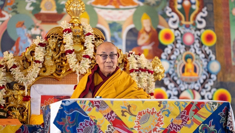 Seine Heiligkeit der Dalai Lama spricht zu der Menschenmenge, die sich am zweiten Tag der Unterweisungen in Bodhgaya, Bihar, Indien, am 30. Dezember 2023 auf dem Kalachakra Ground versammelt hat. Foto von Tenzin Choejor