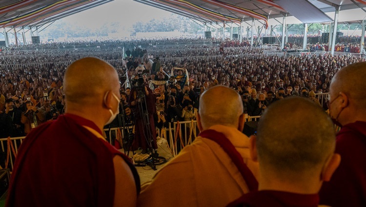 Seine Heiligkeit der Dalai Lama winkt der Menge zum Abschluss des zweiten Tages der Unterweisungen auf dem Kalachakra-Gelände in Bodhgaya, Bihar, Indien, am 30. Dezember 2023 zu. Foto: Ven Zamling Norbu