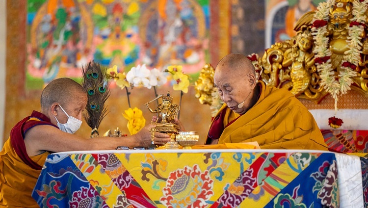 Seine Heiligkeit der Dalai Lama bei der Verleihung der Erlaubnis von Manjushri am dritten Tag der Unterweisungen auf dem Kalachakra-Gelände in Bodhgaya, Bihar, Indien am 31. Dezember 2023. Foto: Tenzin Choejor