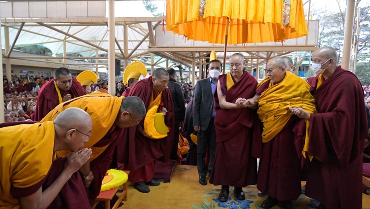 Seine Heiligkeit der Dalai Lama bei seinem Gang durch den Hof des tibetischen Haupttempels auf dem Weg zu seiner Unterweisung am "Tag der Opfergaben" in Dharamsala, HP, Indien, am 24. Februar 2024. Foto: Ven Zamling Norbu