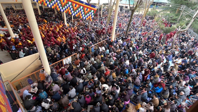 Ein Blick auf die 8000 Menschen, die sich am 24. Februar 2024 im Hof des tibetischen Haupttempels versammelt haben, um den Unterweisungen Seiner Heiligkeit des Dalai Lama in Dharamsala, HP, Indien, beizuwohnen. Foto: Ven Zamling Norbu