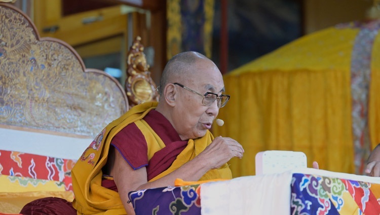 Seine Heiligkeit der Dalai Lama bei seiner Ansprache im Hof des tibetischen Haupttempels in Dharamsala, Indien, am 24. Februar 2024. Foto: Ven Zamling Norbu