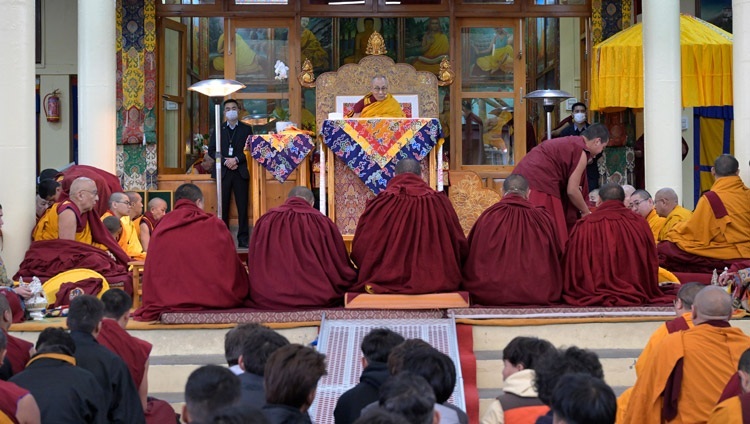 Ein Blick auf die Bühne während der Unterweisung Seiner Heiligkeit des Dalai Lama im Hof des tibetischen Haupttempels in Dharamsala, Indien, am 24. Februar 2024. Foto: Ven Zamling Norbu