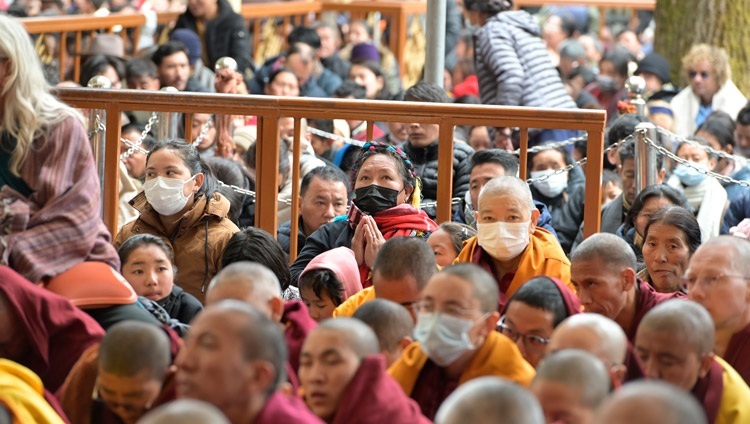 Angehörige der Menge, die den Unterweisungen Seiner Heiligkeit des Dalai Lama im Hof des tibetischen Haupttempels in Dharamsala, HP, Indien, am 24. Februar 2024 zuhören. Foto: Ven Zamling Norbu