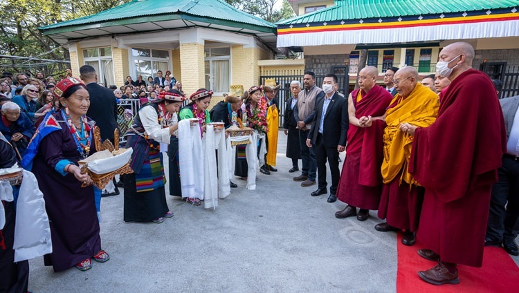 Seine Heiligkeit der Dalai Lama wird auf dem Weg zum tibetischen Haupttempel in Dharamsala, Indien, traditionell begrüßt, um an einem Langlebensgebet am 3. April 2024 teilzunehmen. Foto: Ehrw. Tenzin Jamphel