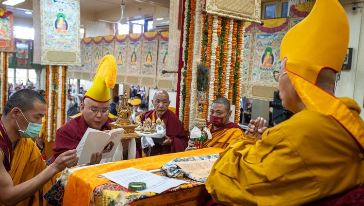 Ling Rinpoché präsentiert Seiner Heiligkeit dem Dalai Lama eine Reihe von Opfergaben während des Langlebensgebets im tibetischen Haupttempel in Dharamsala, HP, Indien am 3. April 2024. Foto: Ehrw. Tenzin Jamphel