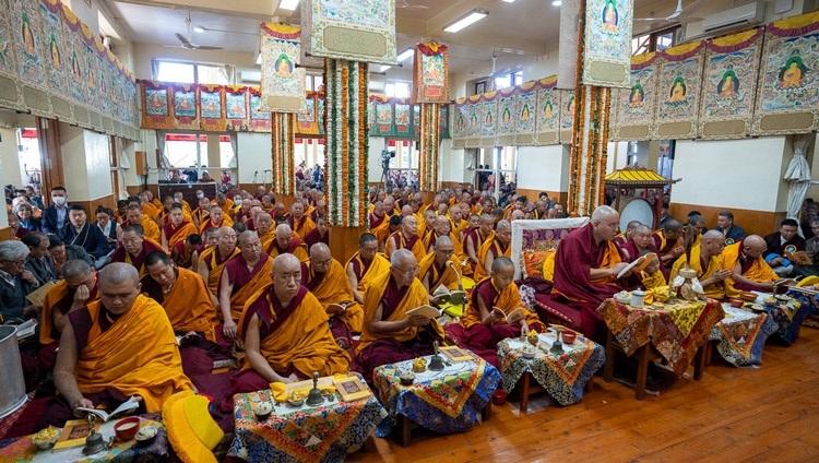 Ein Blick in den tibetischen Haupttempel während des Langlebensgebets für Seine Heiligkeit den Dalai Lama in Dharamsala, Indien, am 3. April 2024. Foto: Ehrw. Tenzin Jamphel