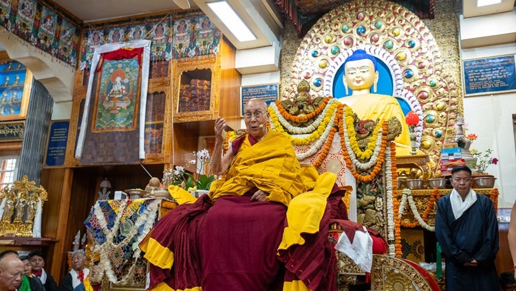 Seine Heiligkeit der Dalai Lama spricht zur Gemeinde während des Langlebensgebets im tibetischen Haupttempel in Dharamsala, Indien, am 3. April 2024. Foto: Ehrw. Tenzin Jamphel
