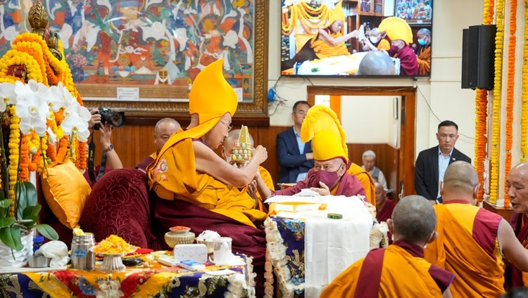 Ven. Samdhong Rinpoché überreicht Seiner Heiligkeit dem Dalai Lama während der Langlebenszeremonie im Haupttempel Opfergaben. Dharamsala, Himachal Pradesh, Indien, 18. September 2024. Foto: Tenzin Choejor