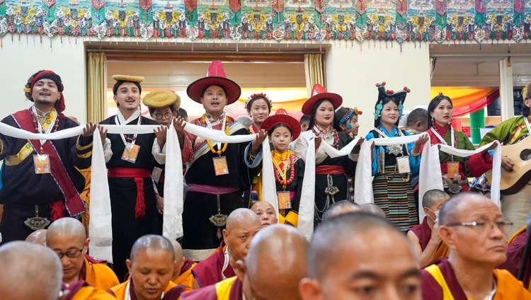 Tibetische Laien singen während der Langlebenszeremonie im tibetischen Haupttempel ein für Seine Heiligkeit den Dalai Lama komponiertes Lied. Dharamsala, Himachal Pradesh, Indien, 18. September 2024. Foto: Tenzin Choejor