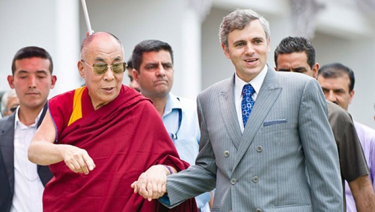 Seine Heiligkeit der Dalai Lama mit dem Ministerpräsidenten von Jammu und Kaschmir, Omar Abdullah, am 12. Juli 2012. Foto: Tenzin Choejor