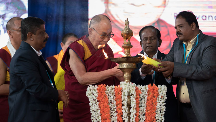 Seine Heiligkeit der Dalai Lama zündet gemeinsam mit anderen Gästen die zeremonielle Lampe vor dem Start des Programms an der Tumkur Universität in Tumakuru, Karnataka, Indien am 26. Dezember 2017. Foto: Tenzin Choejor