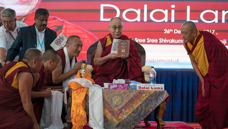 Seine Heiligkeit der Dalai Lama während der Veröffentlichung von Büchern, die vom Sera Jey Kloster herausgegeben wurden – an der Tumkur Universität in Tumakuru, Karnataka, Indien am 26. Dezember 2017. Foto: Tenzin Choejor