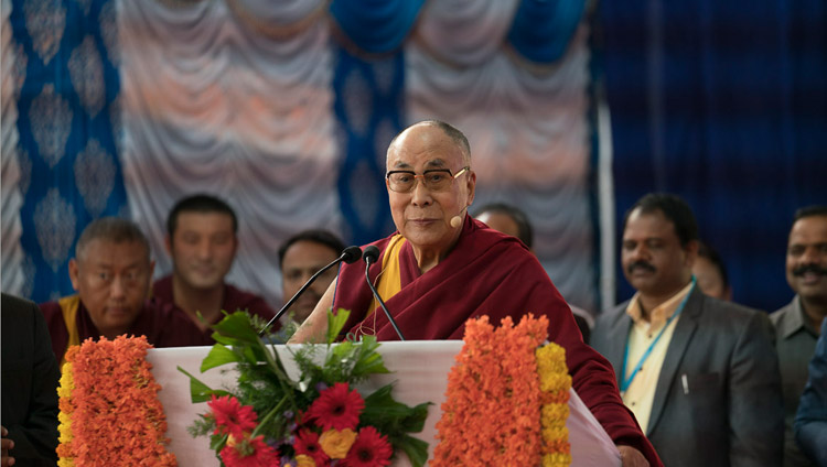Seine Heiligkeit der Dalai Lama spricht über ‚Die Relevanz einer Universalethik in der Moderne’ an der Tumkur Universität in Tumakuru, Karnataka, Indien am 26. Dezember 2017. Foto: Tenzin Choejor
