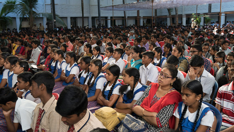 Ein Blick auf das Publikum im Dr. Sree Sree Shivakumara Maha Swamiji Auditorium während des Vortrags Seiner Heiligkeit des Dalai Lama an der Tumkur Universität in Tumakuru, Karnataka, Indien am 26. Dezember 2017. Foto: Tenzin Choejor