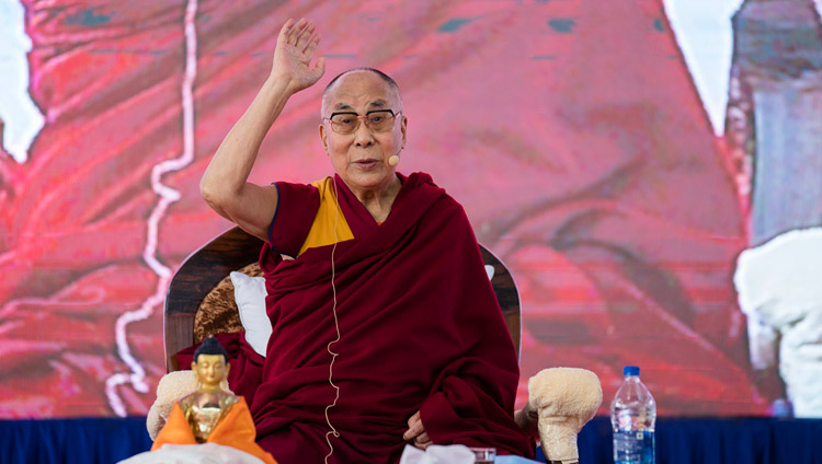 Seine Heiligkeit der Dalai Lama bittet Studenten, ihre Hände zu heben, als positive Antwort auf seine Frage während seines Vortrags an der Tumkur Universität in Tumakuru, Karnataka, Indien am 26. Dezember 2017. Foto: Tenzin Choejor