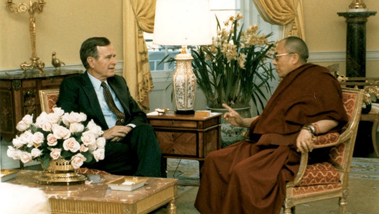 Seine Heiligkeit der Dalai Lama trifft George H. W. Bush am 16. April 1991 im Weißen Haus in Washington DC, USA. (Offizielles Foto des Weißen Hauses)