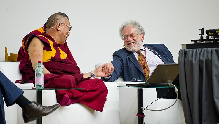 Seine Heiligkeit der Dalai Lama mit Prof. Anton Zeilinger in Wien, Österreich im Mai 2012. Foto: Tenzin Choejor