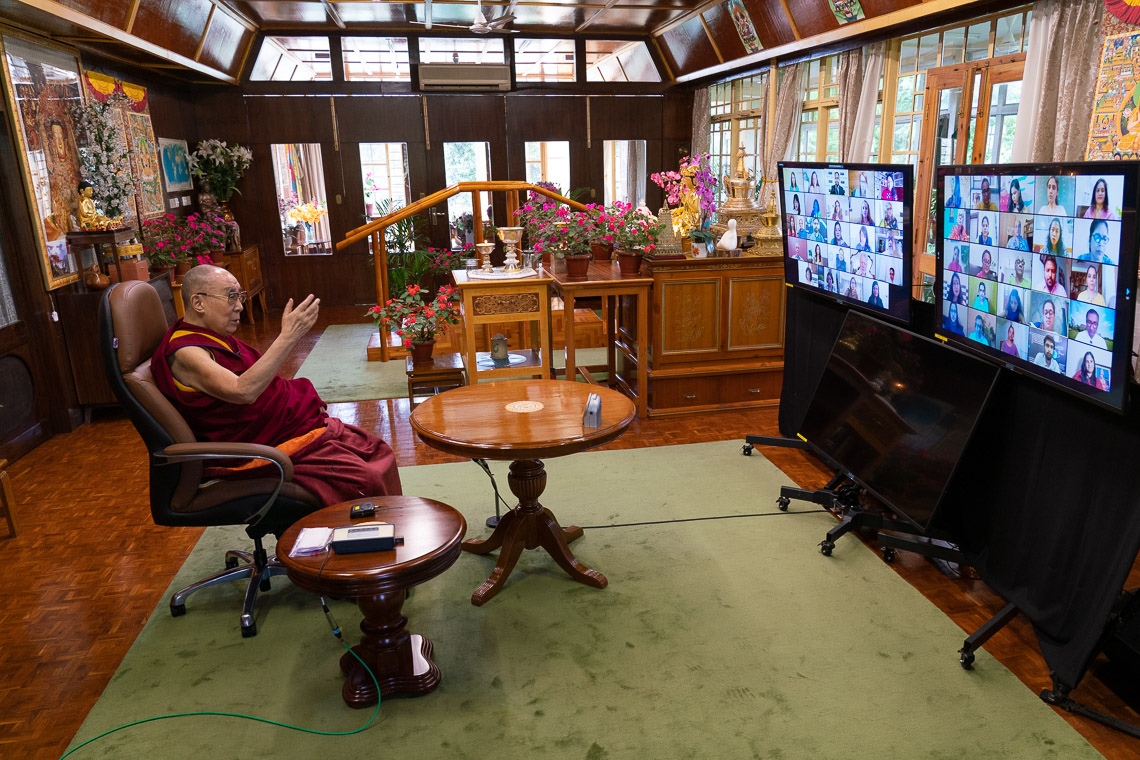 Seine Heiligkeit der Dalai Lama im Gespräch mit Online-Teilnehmenden über säkulare Ethik in der Bildung in seinem Wohnzimmer in Dharamsala, HP, Indien am 25. August 2020. Foto: Ehrw. Tenzin Jamphel