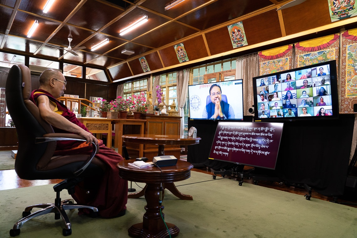 Seine Heiligkeit der Dalai Lama beantwortet Fragen von Teilnehmenden des Online-Vortrages in Dharamsala, HP, Indien am 25. August 2020. Foto: Ehrw. Tenzin Jamphel