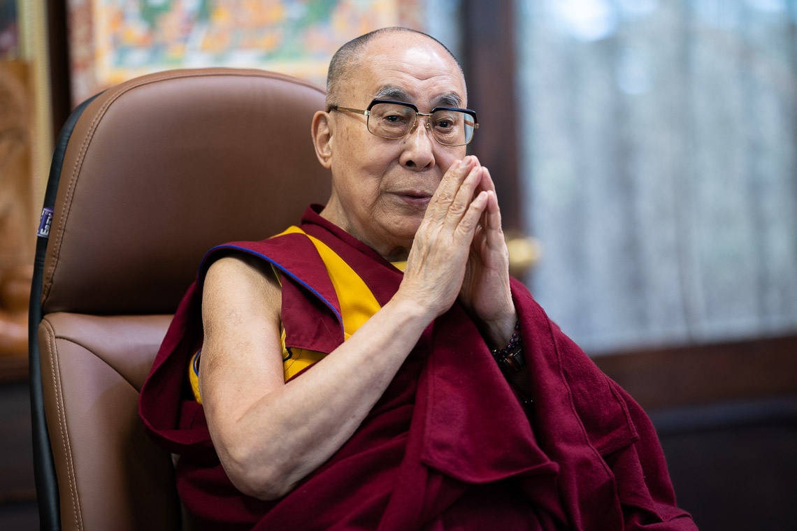 Seine Heiligkeit der Dalai Lama verabschiedet sich am Ende seines Vortrages in seinem Wohnzimmer in Dharamsala, HP, Indien am 25. August 2020. Foto: Ehrw. Tenzin Jamphel
