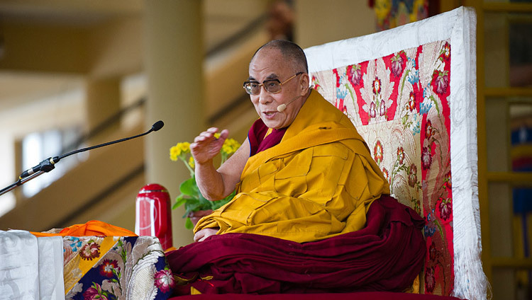 Seine Heiligkeit der Dalai Lama spricht bei einer öffentlichen Lehrveranstaltung im Haupttempel in Dharamsala am 19. März 2011 erstmals offiziell über seinen Rückzug aus der politischen Verantwortung (Foto: Tenzin Choejor/OHHDL).