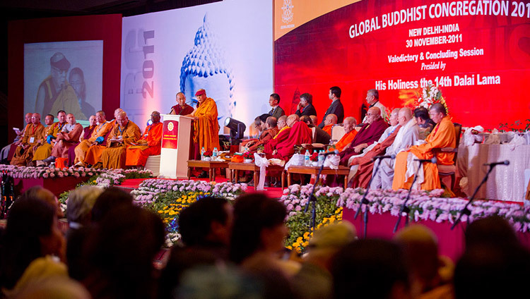 Seine Heiligkeit der Dalai Lama bei seiner Schlussrede auf der Global Buddhist Congregation in Neu-Delhi, Indien, am 30. November 2011. (Foto: Tenzin Choejor/OHHDL)
