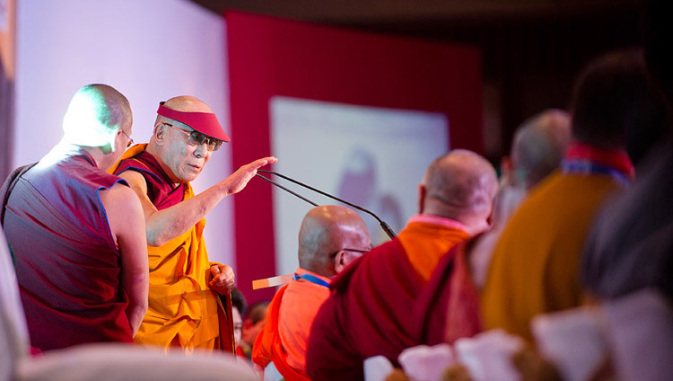 Seine Heiligkeit der Dalai Lama bei seiner Abschlussrede auf der Global Buddhist Congregation in Neu-Delhi, Indien, am 30. November 2011. (Foto: Tenzin Choejor/OHHDL)